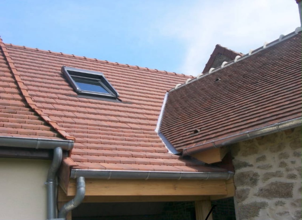 Toiture rénovée avec fenêtre de toit Velux