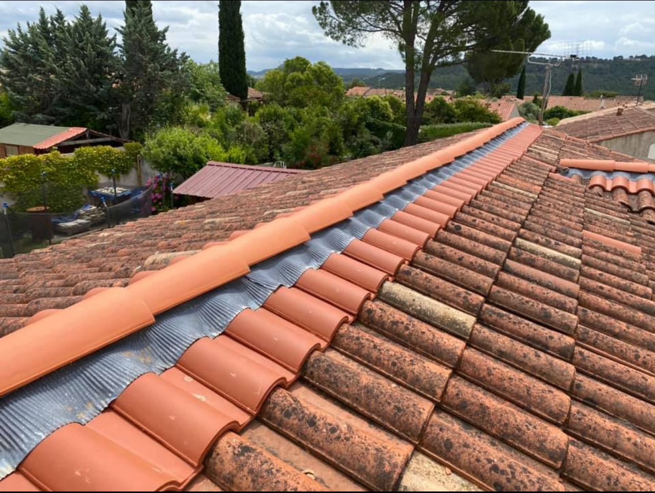 Faîtage de toiture en tuiles rénové